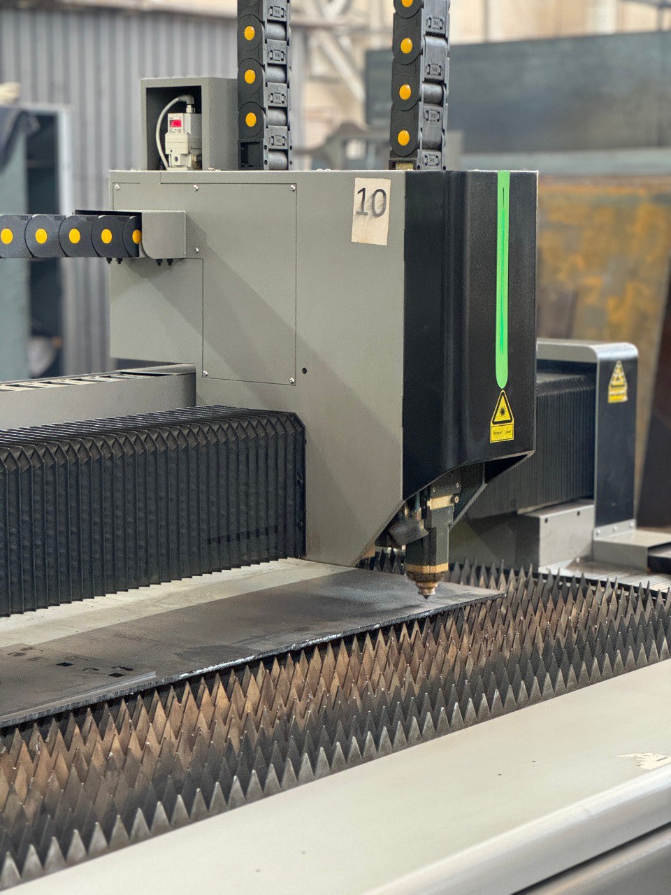 Оператор лазерної різки